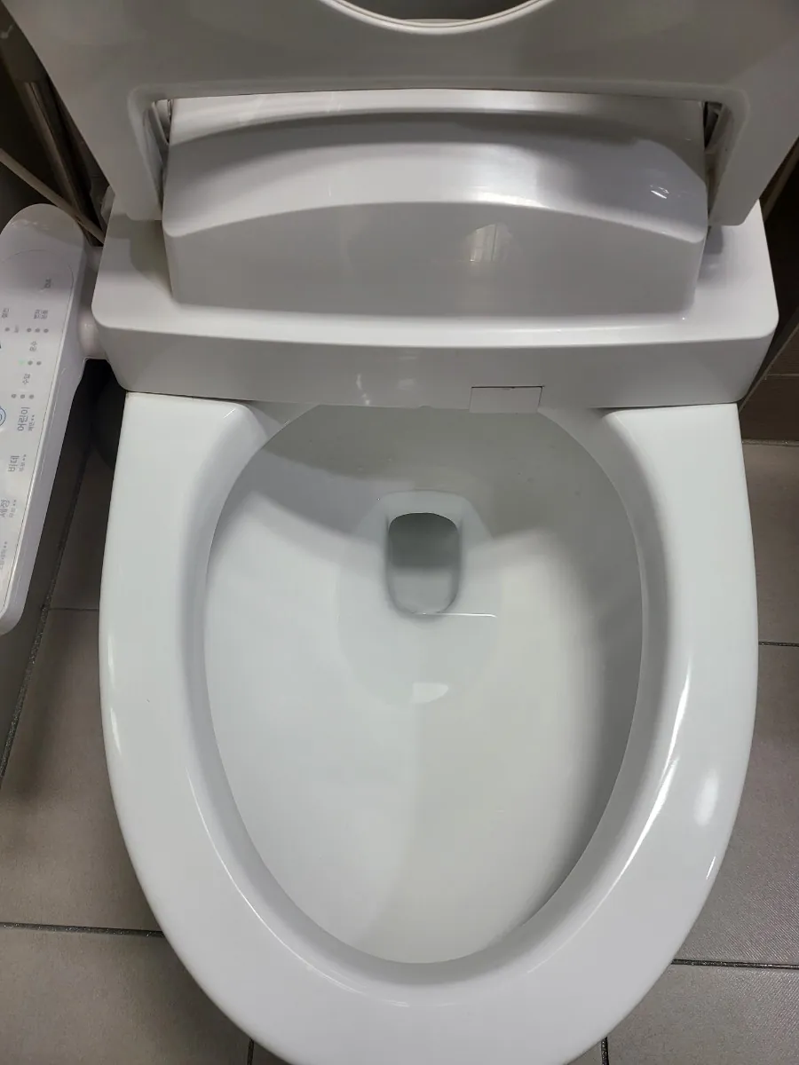 막힘을 뚫은 뒤 물이 맑게 찬 변기