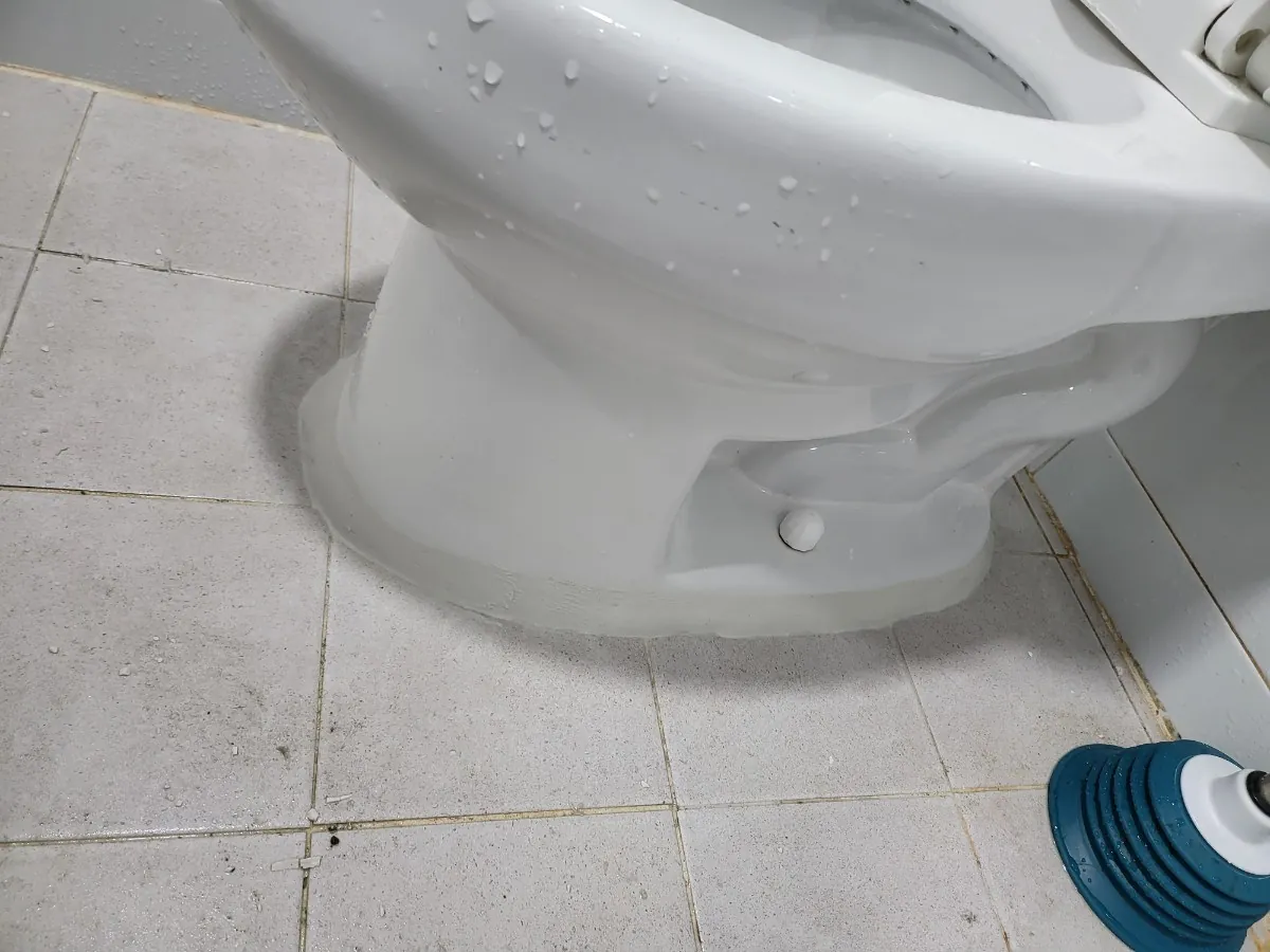 다시 설치한 변기 밑동