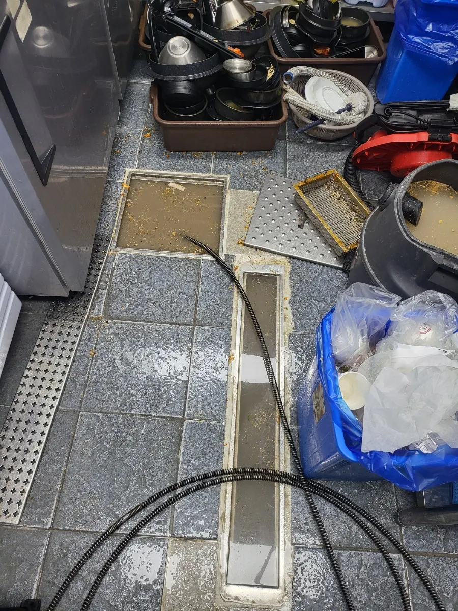 식당 주방 바닥 배수로에 장비를 넣은 모습