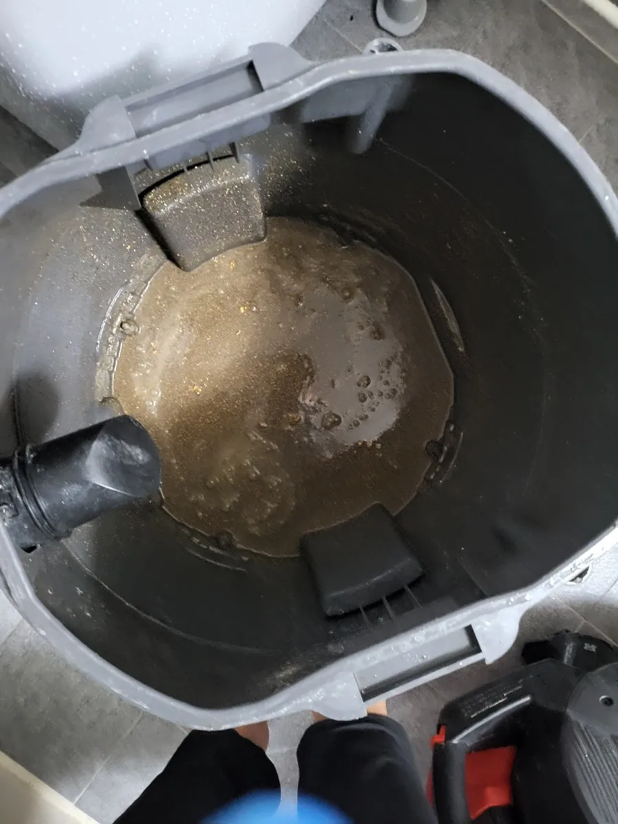 석션 장비 통에 빨려 나온 오수와 찌꺼기
